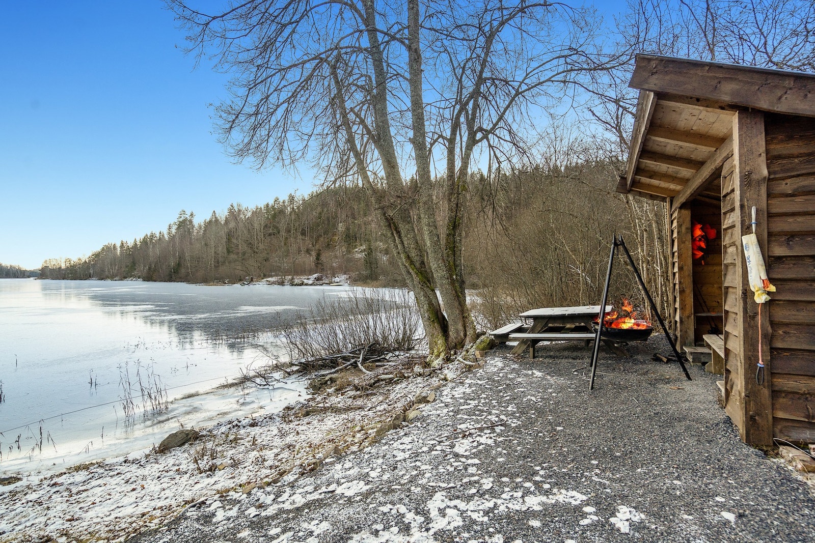 Områdebilde fra gapahuken nede ved vannkanten - idyllisk! Galleribilde