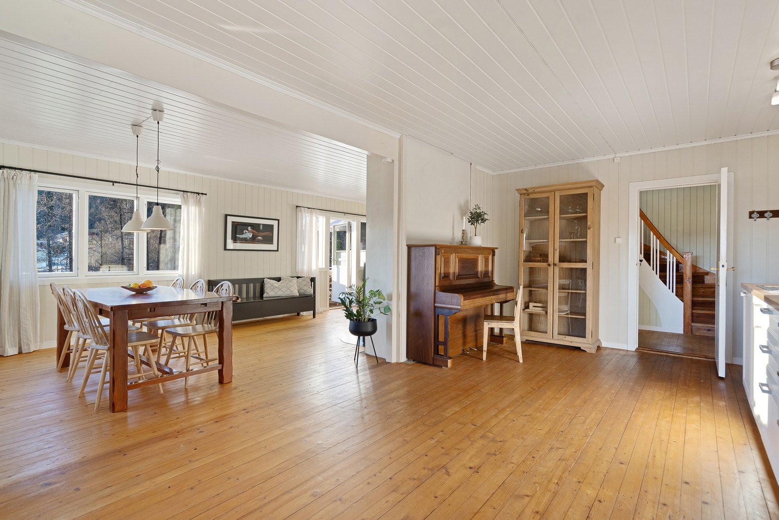 Husets "hjerte" og et ekte samlingsrom - her er det særdeles lyst og hyggelig Galleribilde