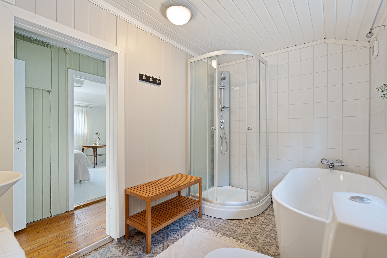 Komplett og delikat baderom fra 2014 med badekar, dusj, wc og servantinnredning Galleribilde