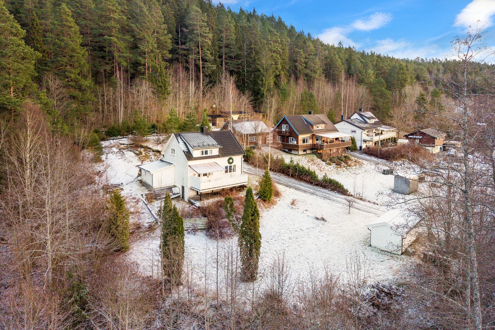 Velkommen til Gastholtveien 13 og denne svært tilbaketrukne og rolige beliggenheten med flott utsikt over Bergsvannet! Galleribilde