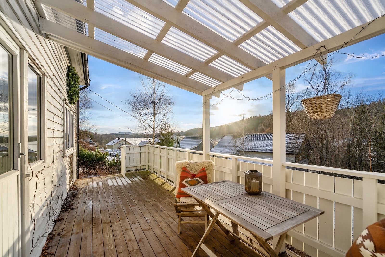 Utsikt også herfra til vannet Galleribilde