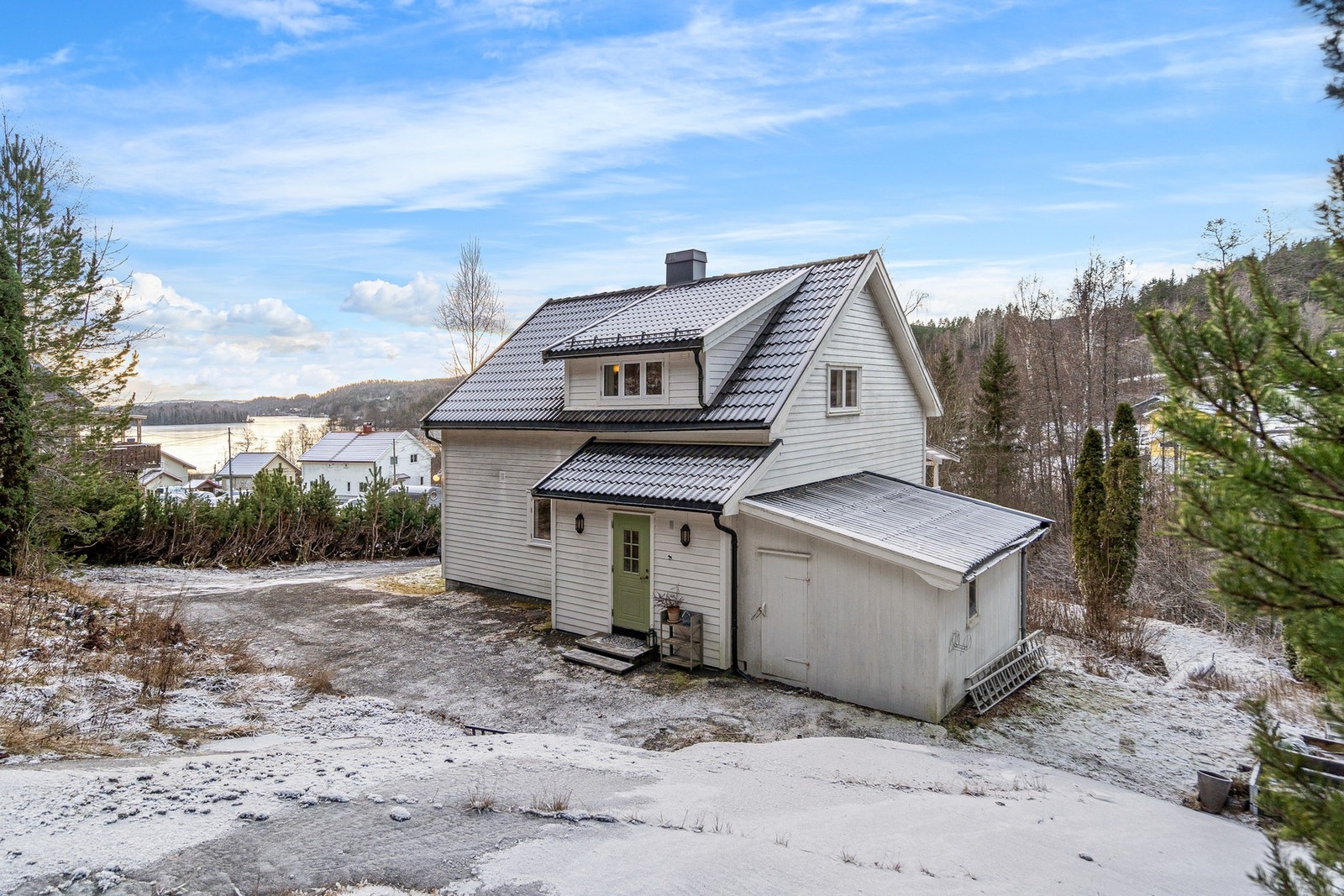 Legg merke til utsikten. Boligen ligger innerst i feltet og fremstår som svært usjenert og solrikt beliggende Galleribilde