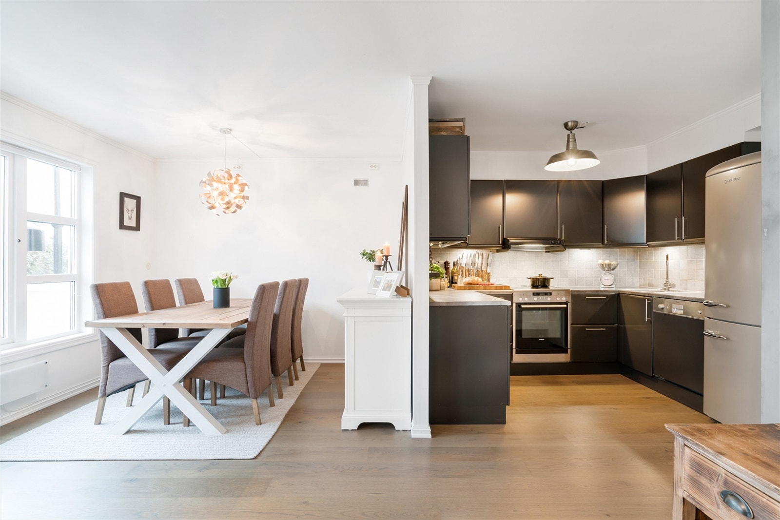 Kjøkken/spisestue. Galleribilde