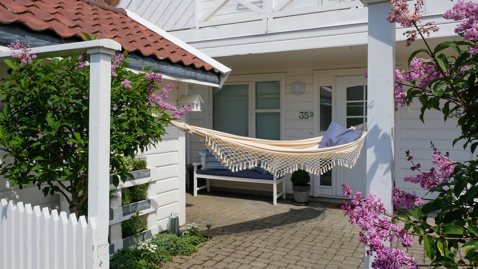 Inngang til leiligheten med gode solforhold. Galleribilde