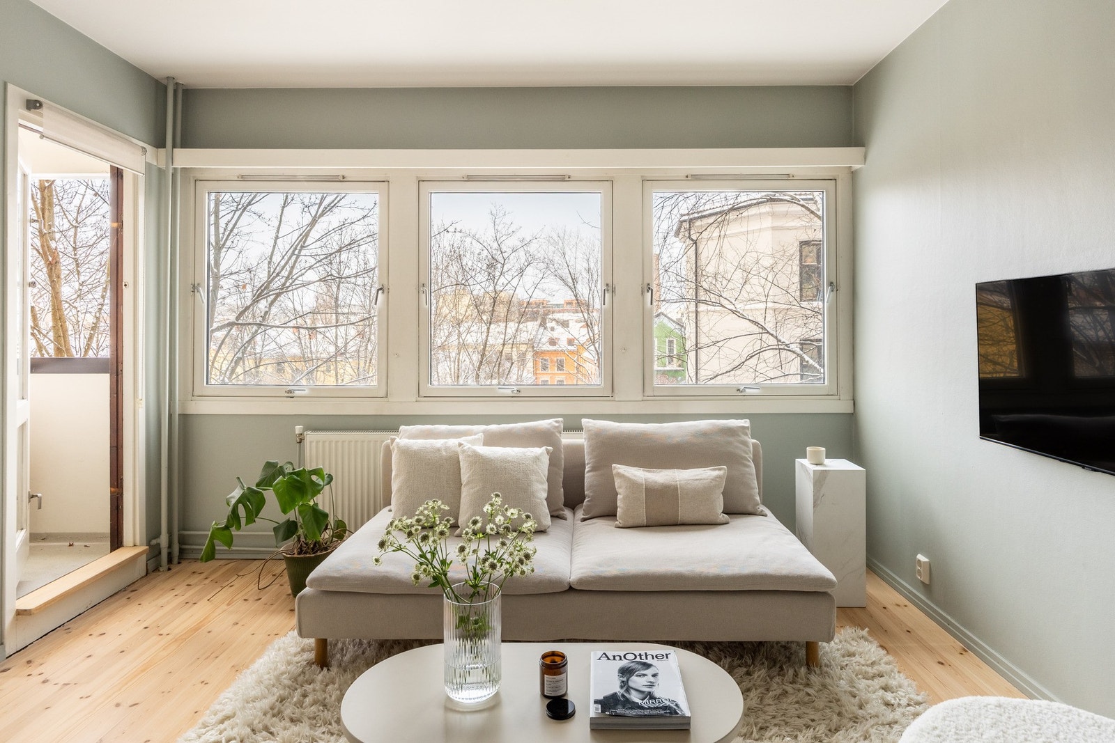 God plass til å innrede med sofakrok og tilhørende mediemøblement. Galleribilde