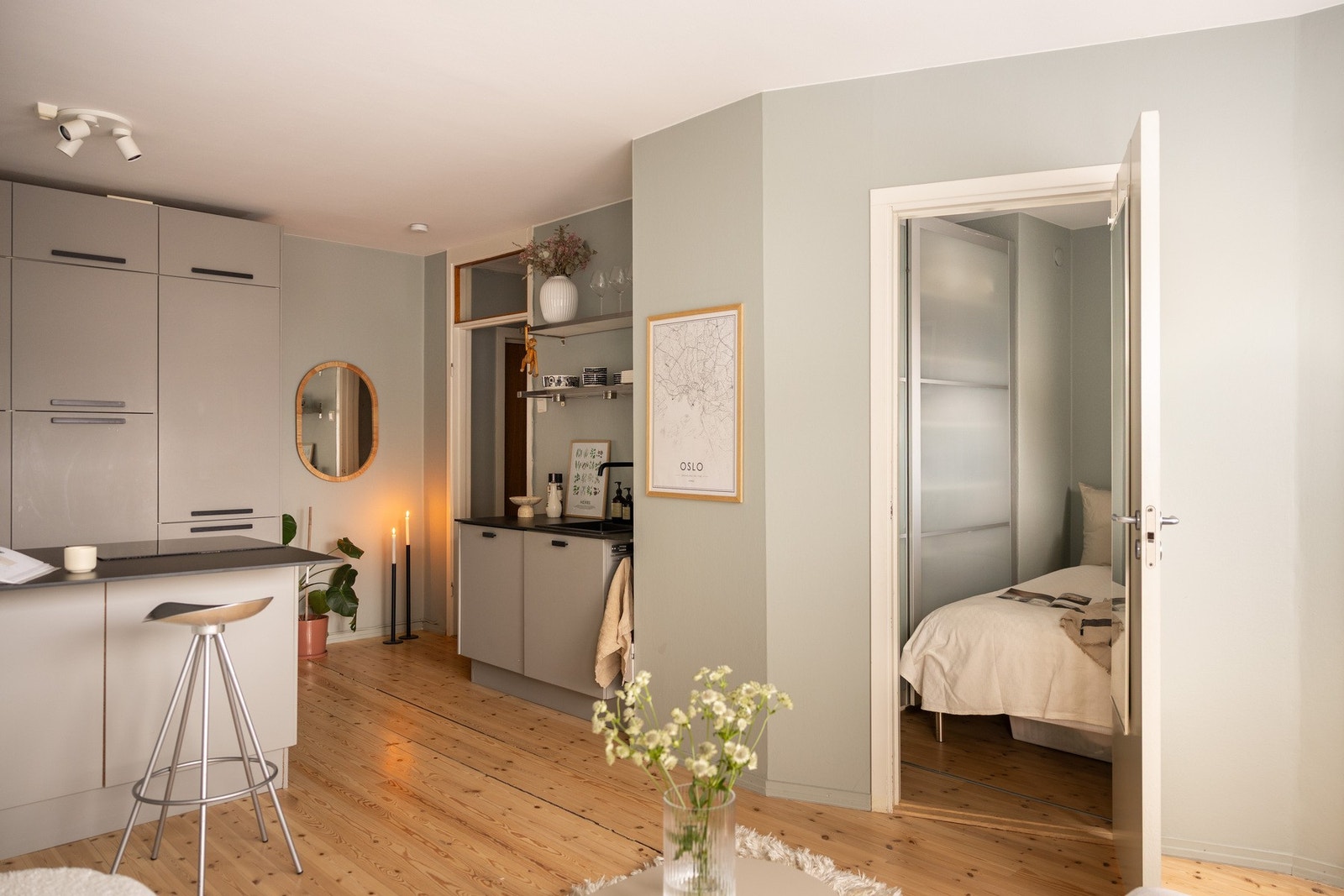 Videre adkomst til rom benyttet som soverom, med dør og vindu. Galleribilde