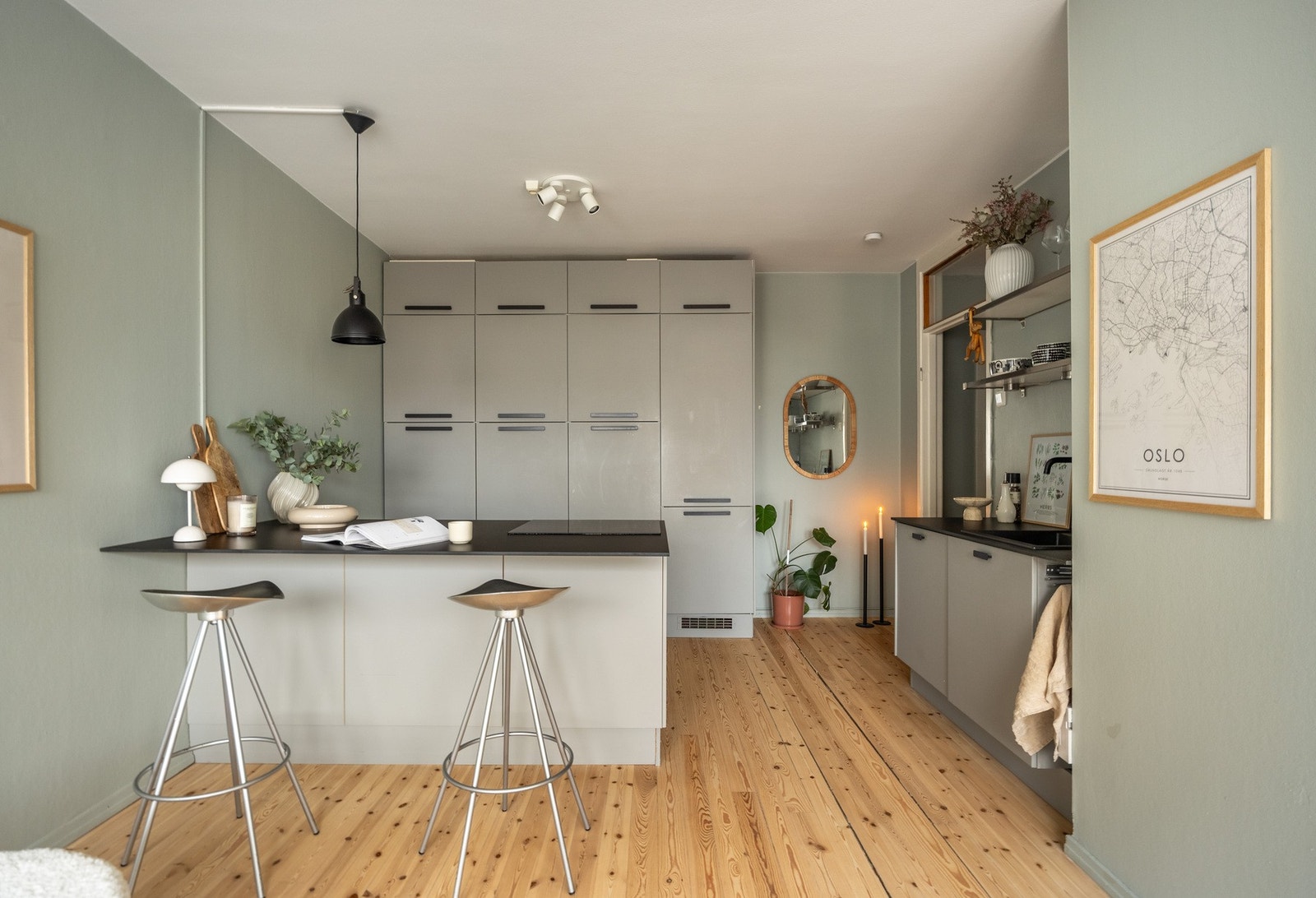 Pen kjøkkeninnredning fra 2020 med slette fronter og benkeplate av laminat. Galleribilde