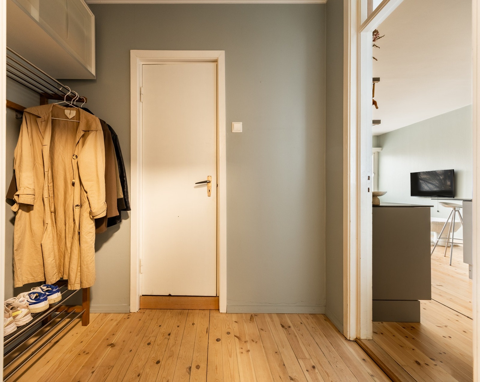 Pen entré med plass for klesoppheng og oppbevaring av sko. Galleribilde