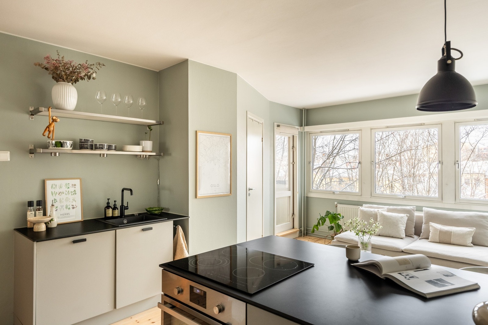 Overflatene er malt i en behagelig og moderne fargetone. Galleribilde