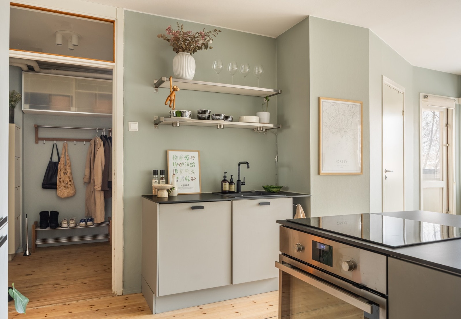 Det er en fin kombinasjon av skap og benkeplass for både oppbevaring og matlaging. Galleribilde