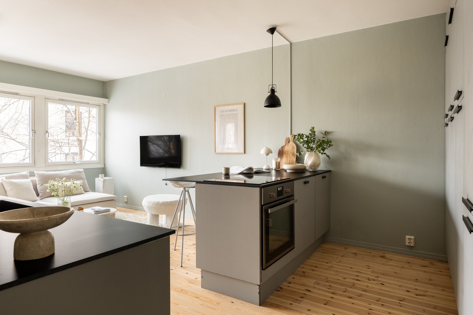 Den åpne løsningen mellom stuen og kjøkkenet skaper et sosialt allrom. Galleribilde