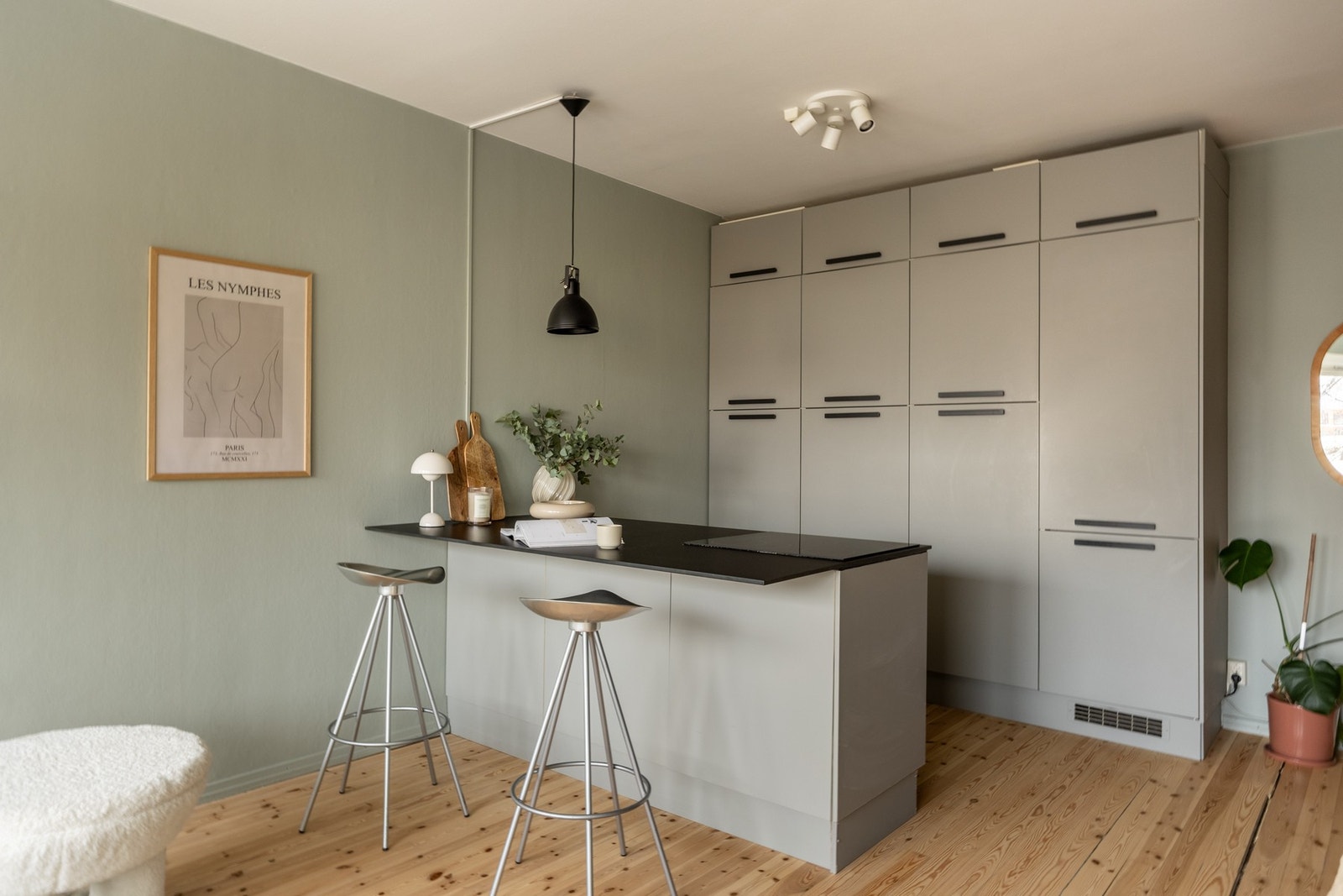 Den praktisk kjøkkenøyen sørger for ekstra albuerom i tillegg til sitteplasser. Galleribilde