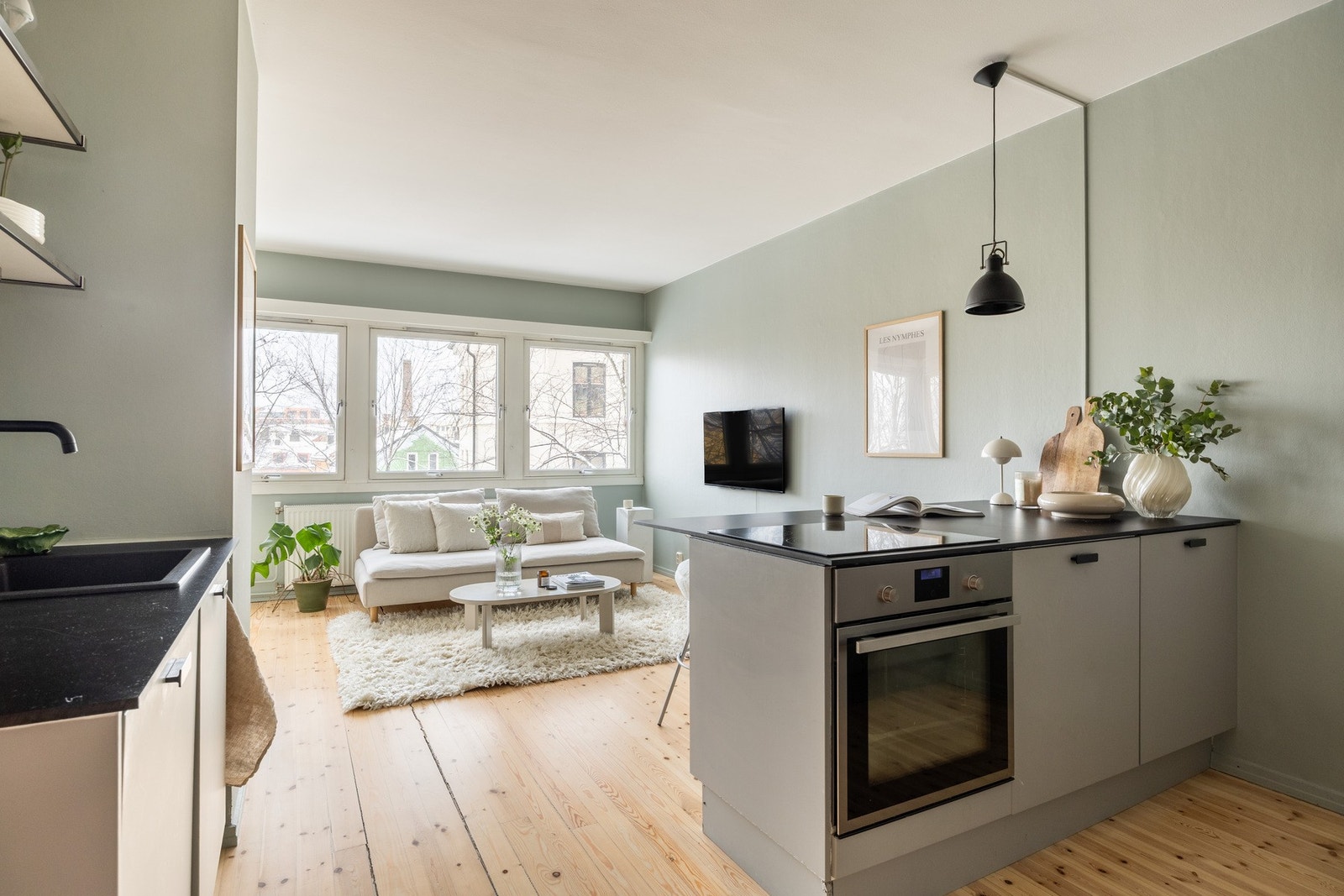 Store vindusflater slipper inn rikelig med naturlig lys. Galleribilde