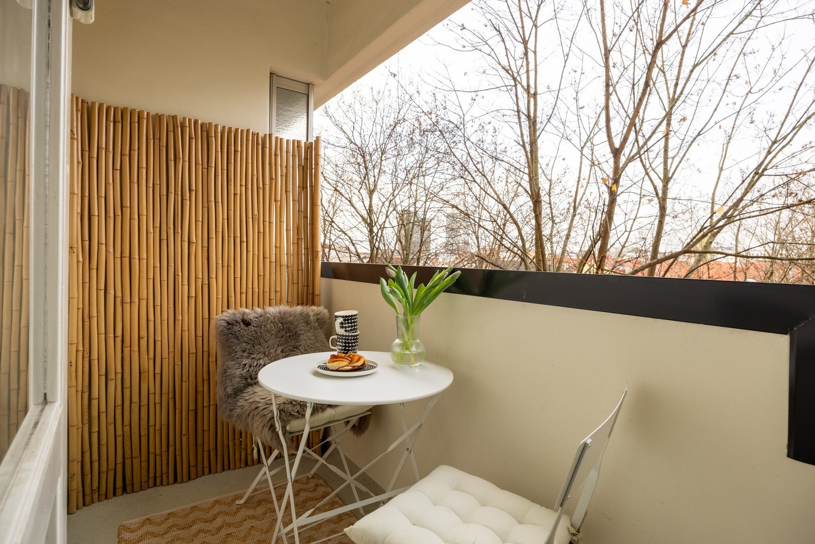 Fra stuen er det utgang til balkong. Balkongen er på 2 kvm. Galleribilde