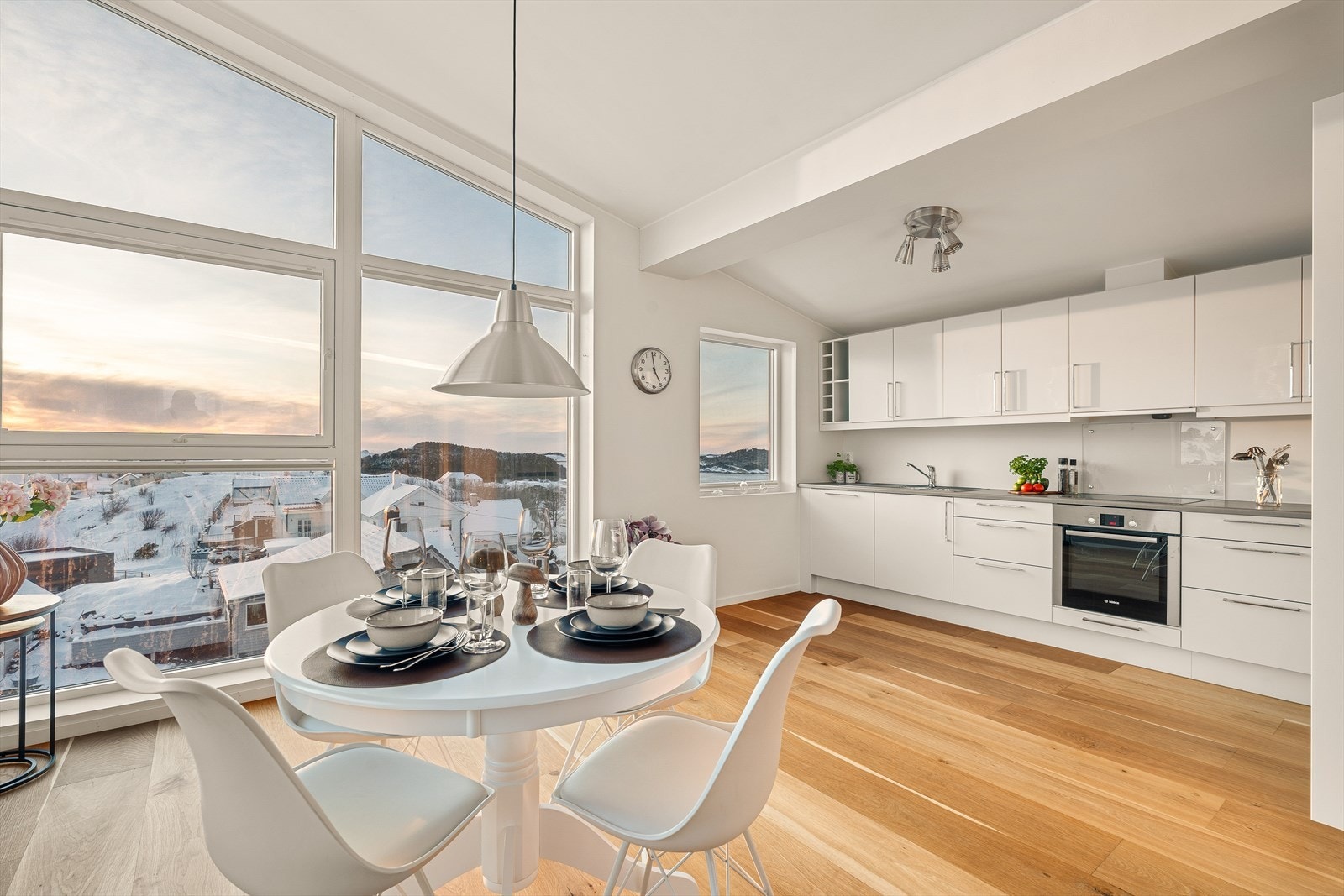 Kjøkkenet er av god størrelse og har plass til en koselig spisesone. Galleribilde