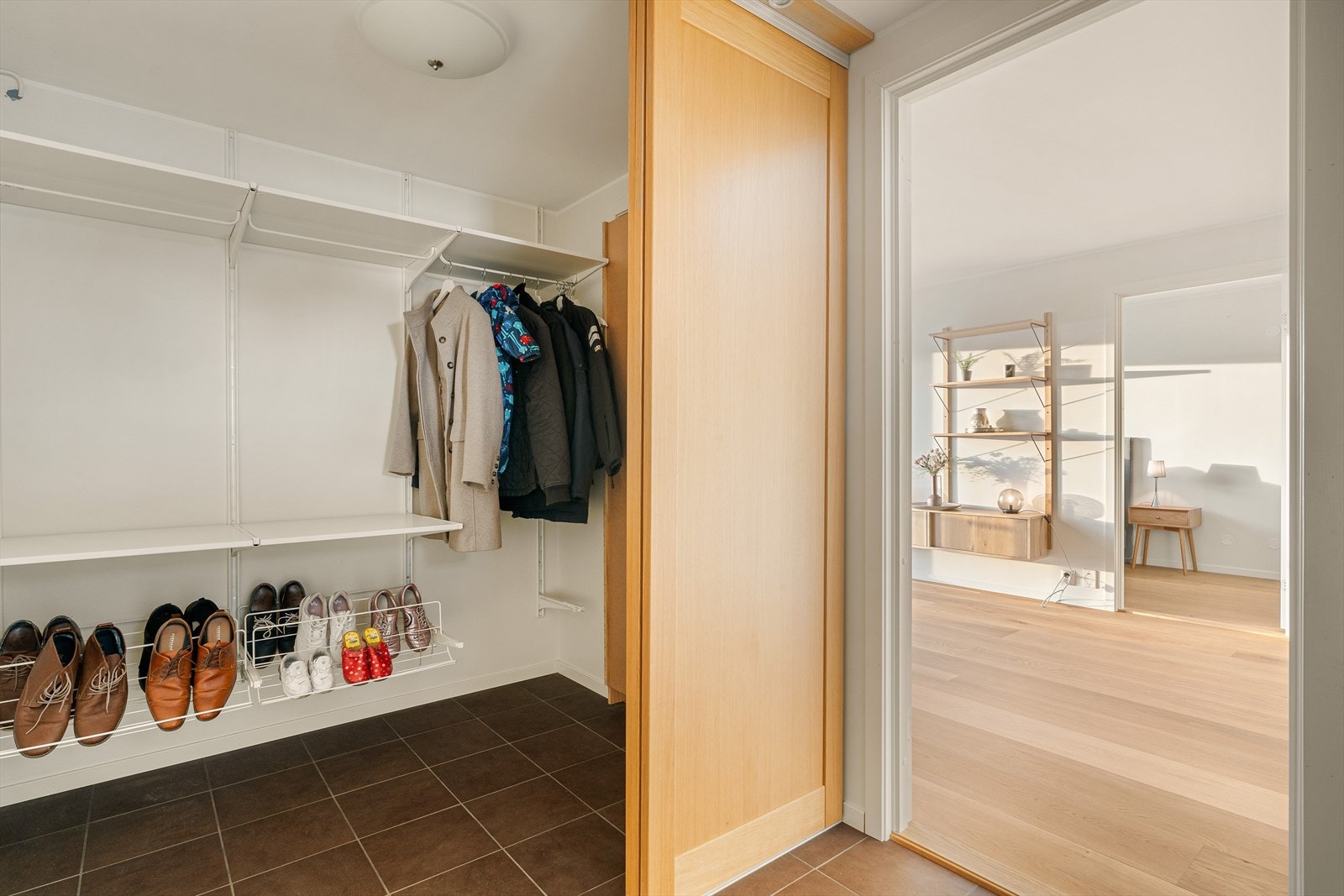 Her er det laget en praktisk walk-in garderobe som gir god plassutnyttelse. Galleribilde