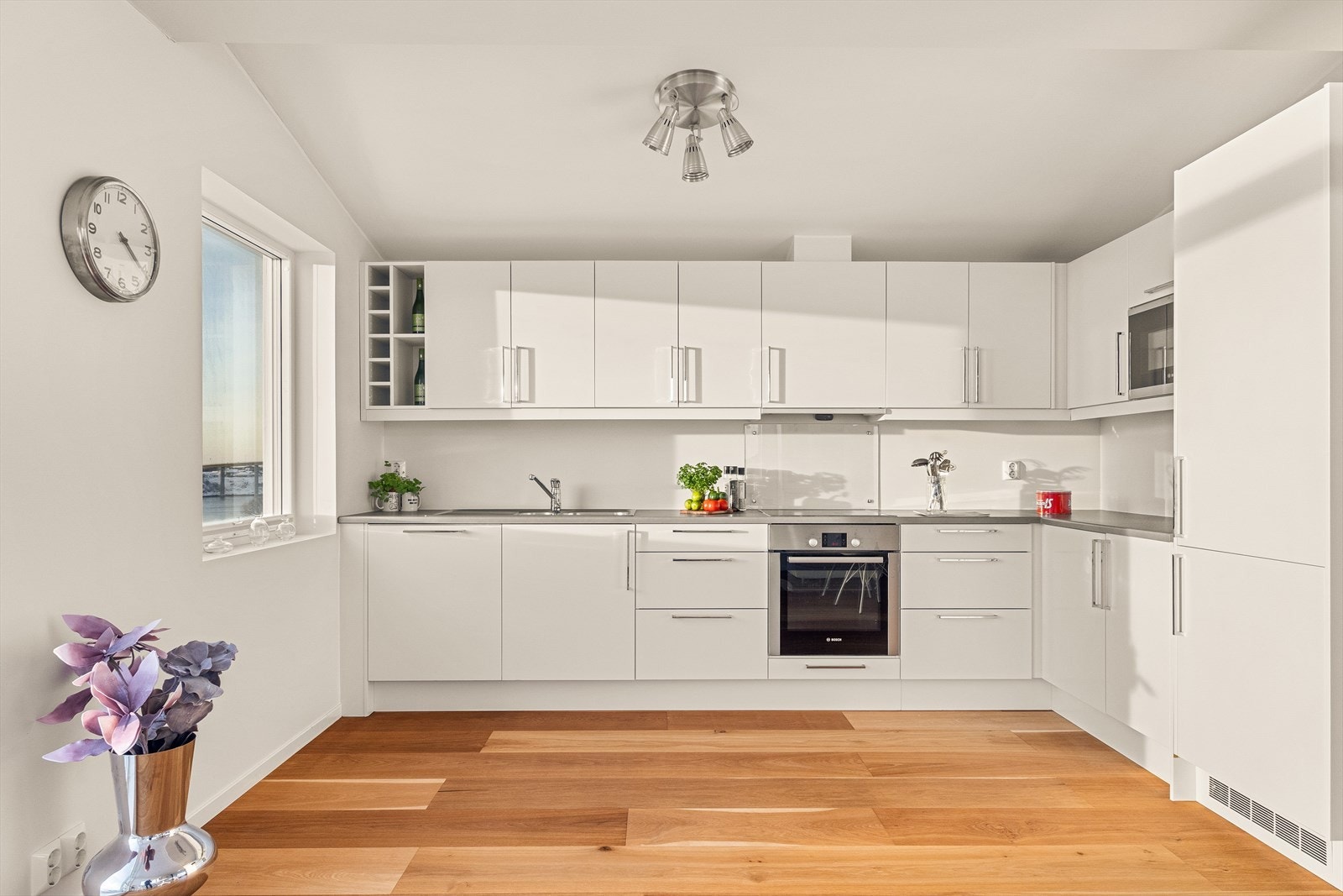 Innredning fra Sigdal med slette fronter og kjøkkenventilator med avtrekk ut- rikelig arbeids- og oppbevaringsplass. Galleribilde