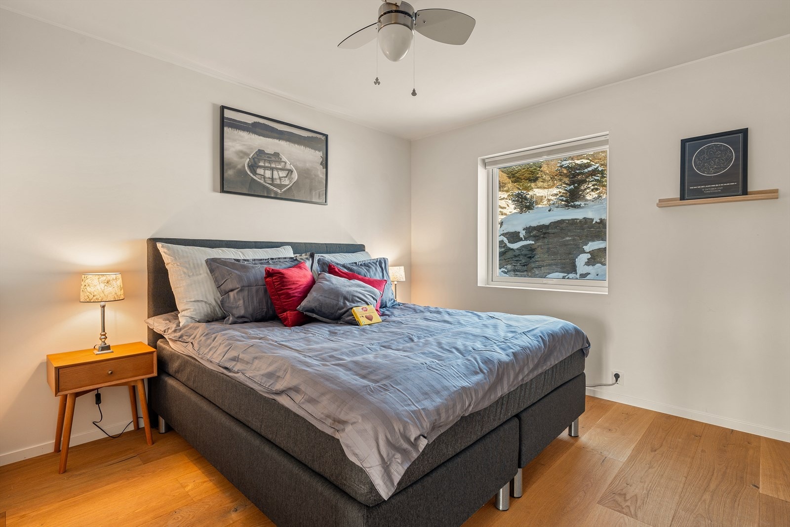 Hovedsoverommet er av god størrelse og har plass til dobbeltseng, nattbord og romslig garderobe. Galleribilde