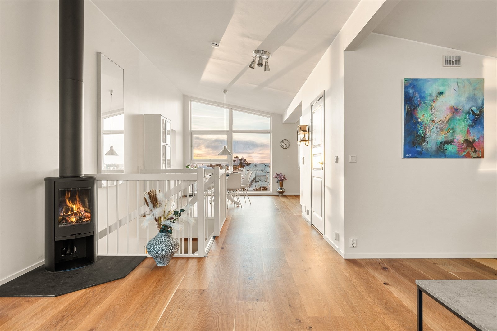 Koselig peis i stuen som skaper en varm atmosfære på kalde vinterkvelder. Galleribilde