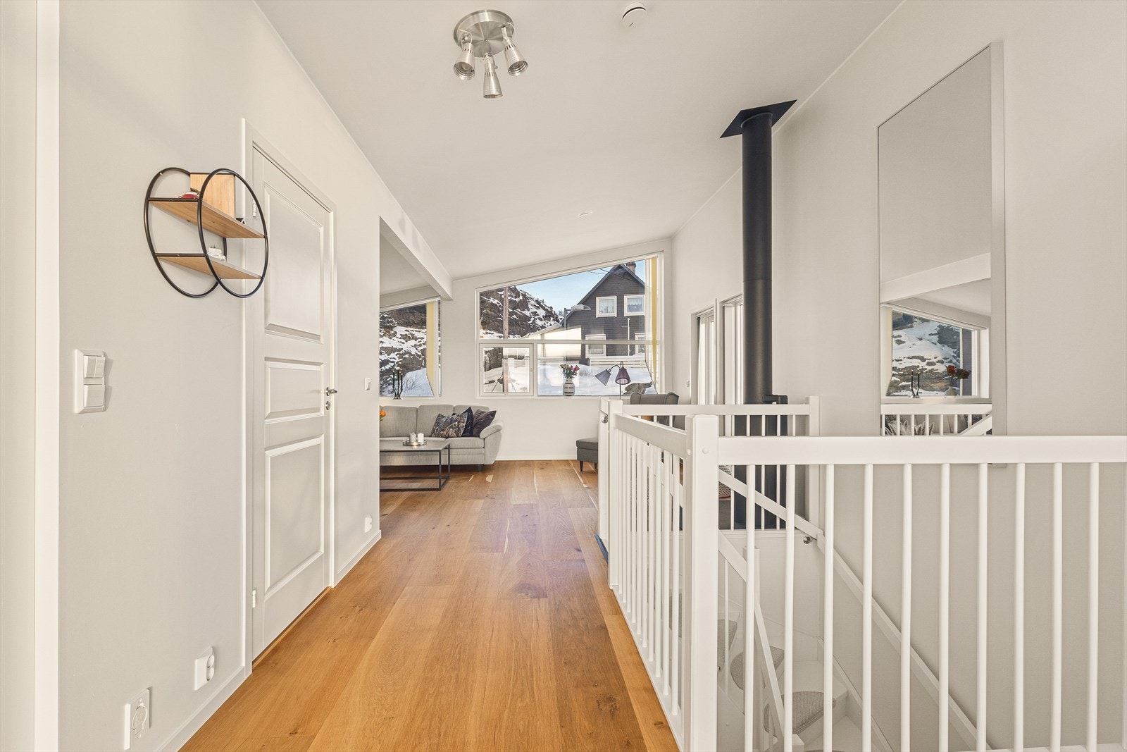 Parkett på gulv og malt platekledning på vegger. Galleribilde