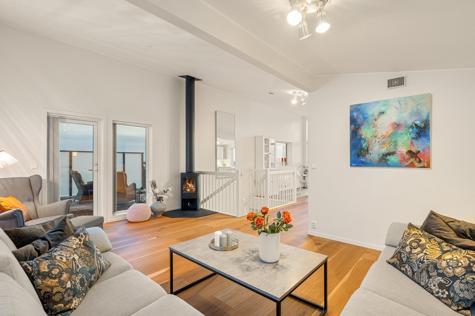 Romløsningen gir en behagelig avgrensning mellom stue og kjøkken. Galleribilde