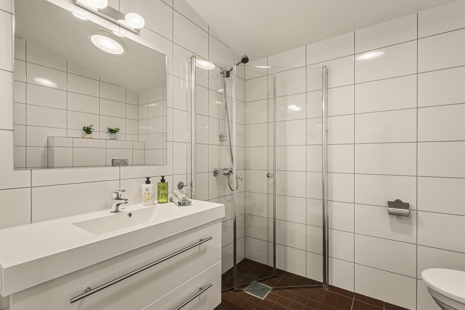 Badet i 2. etasje er helfliset og pent, med varmekabler i gulvet. Galleribilde