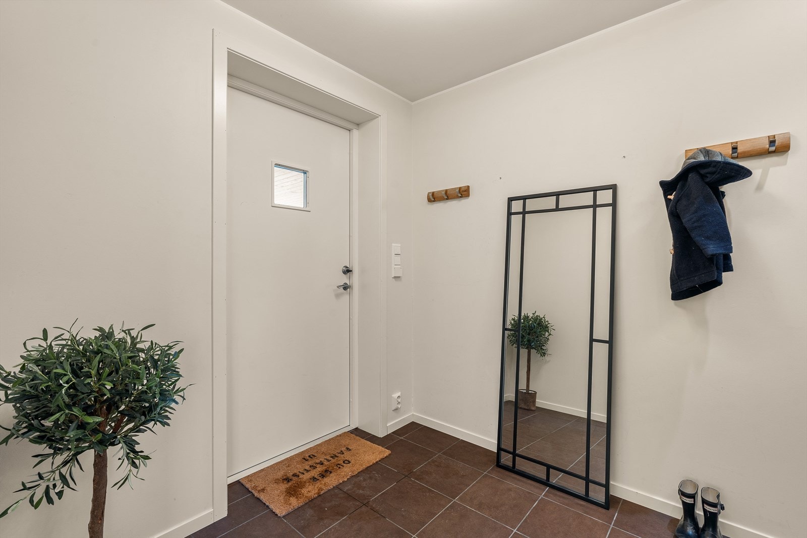 Gulvet i entréen er flislagt og har varmekabler som sørger for en lun velkomst. Galleribilde