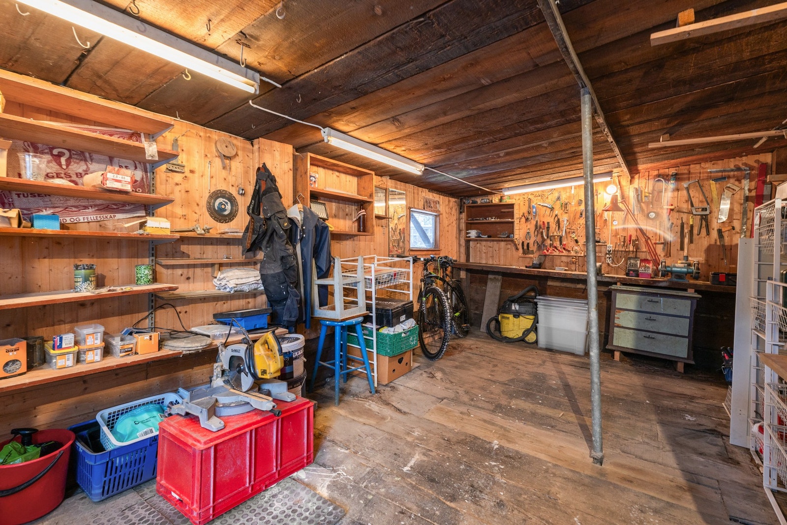 Stor bod/arbeidsom i tilknytning til garasje | I tillegg til en ved/redskapsbod Galleribilde