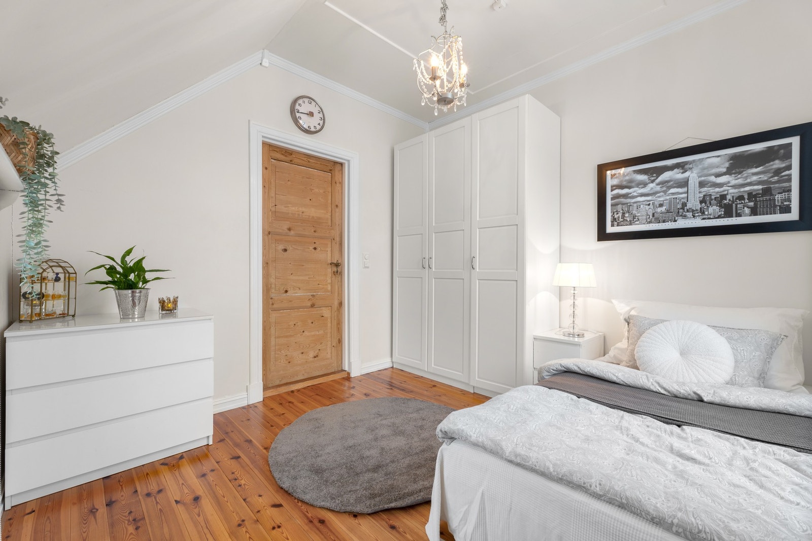 Plass til stor seng og kommode/skrivebord Galleribilde