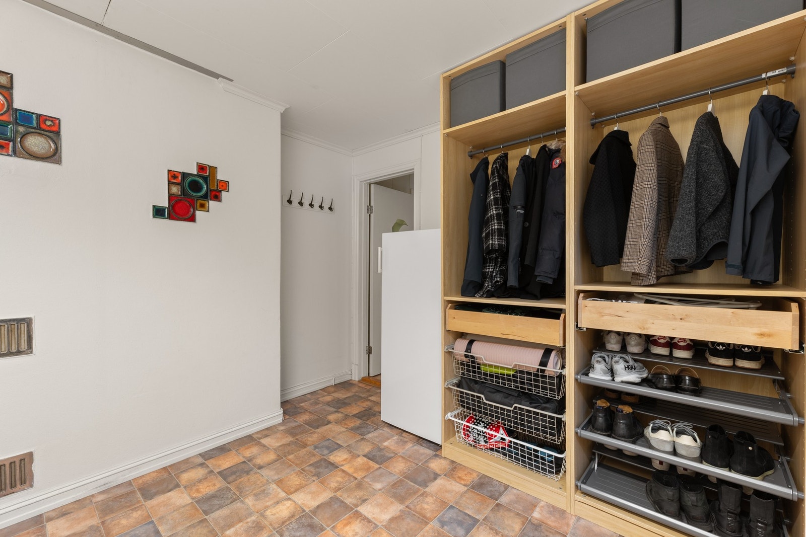 Stort garderobeskap i toalettrom/garderoberom Galleribilde