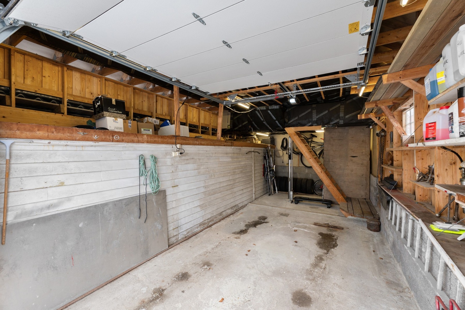 Garasje med plass til en bil | Praktiske oppbevaringsløsninger Galleribilde