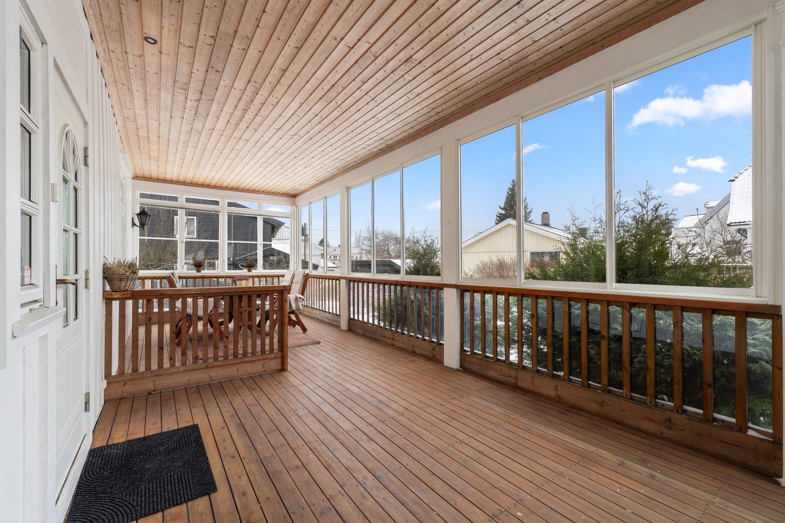 Stor innebygget veranda med skyvbare vinduer ved inngangsparti Galleribilde