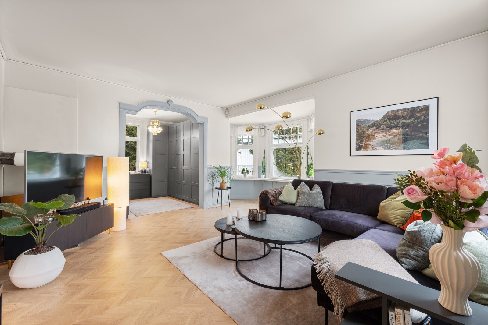 1.etg og kjeller består av en stue, stue 2/gareroberom, stort separat kjøkken, soverom, toalettrom/garderoberom, toalettrom/bad, vaskerom, "peisestue" og boder Galleribilde