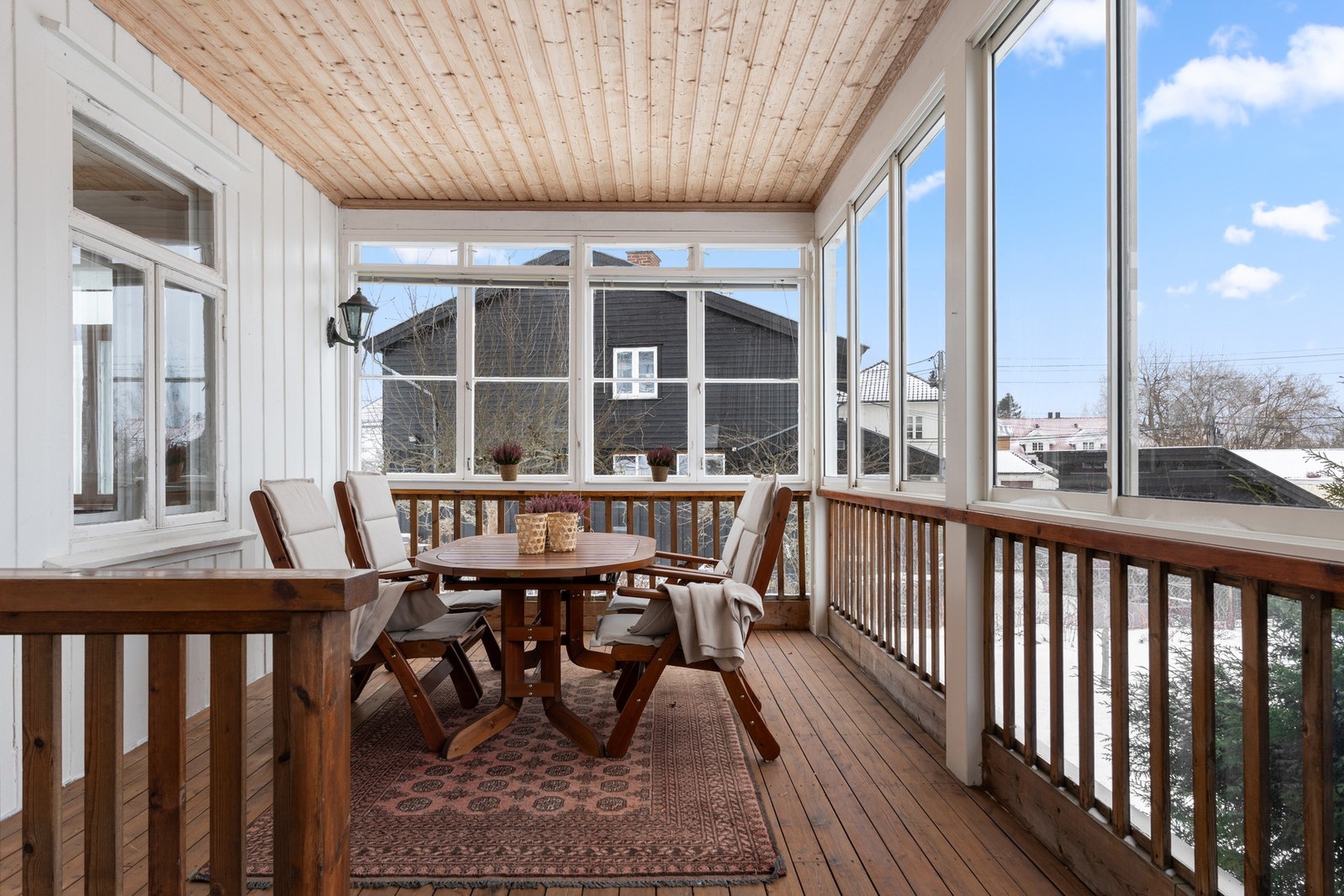 God plass til spisebord | De skyvbare vinduene kan trekkes helt til side på varme sommerdager Galleribilde