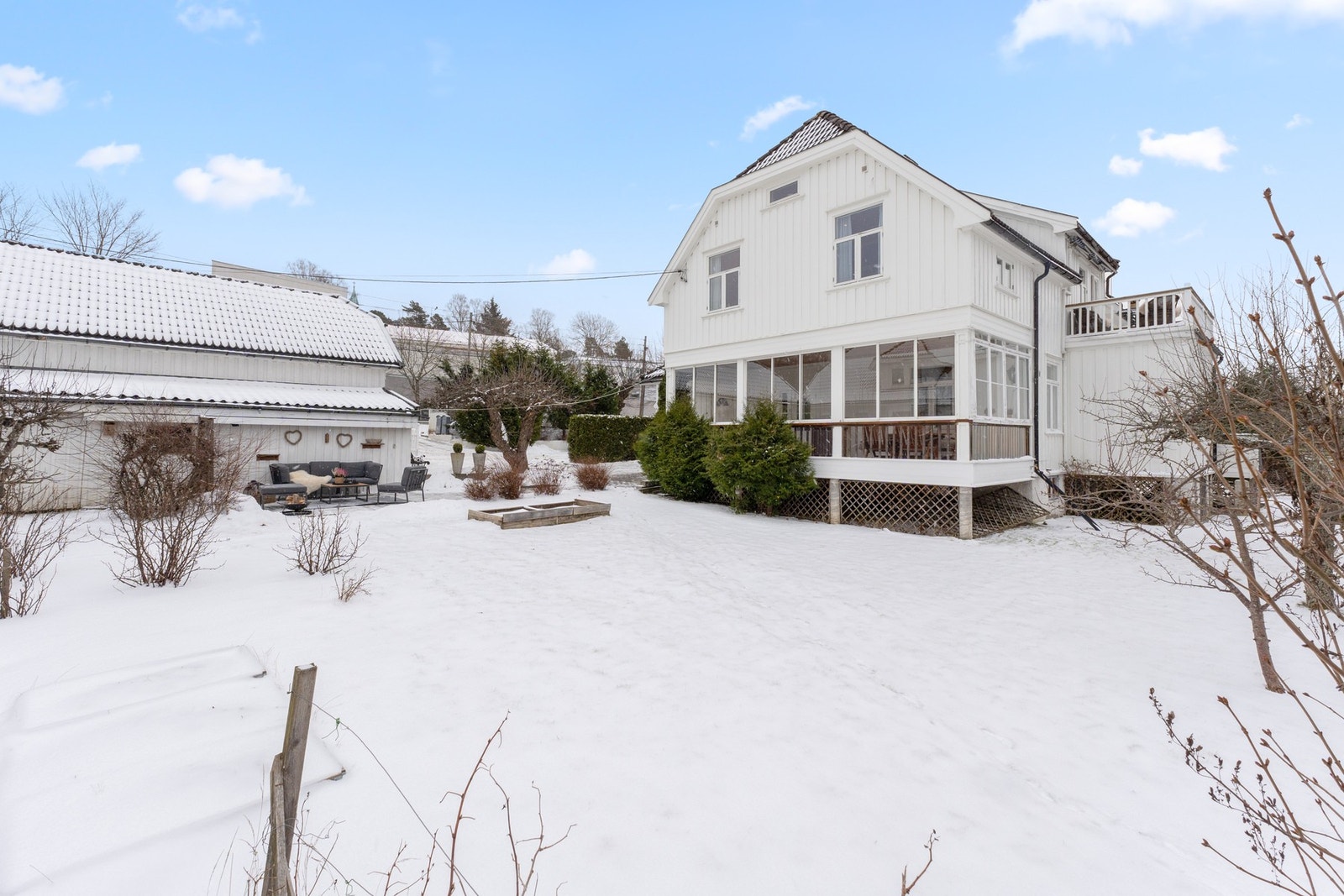 Flat og solrik tomt med flott hage som omkranser boligen mot syd, vest og nord Galleribilde