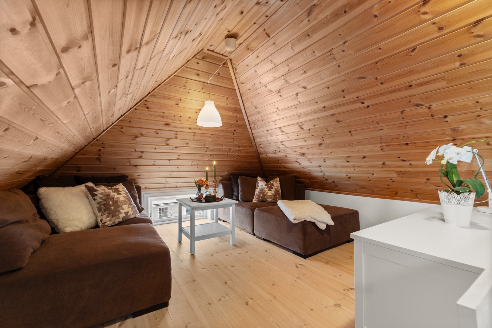 Perfekt som en "tv-stue" eller liknende | Lys og lufting med takvindu (ikke godkjent til varig opphold) Galleribilde