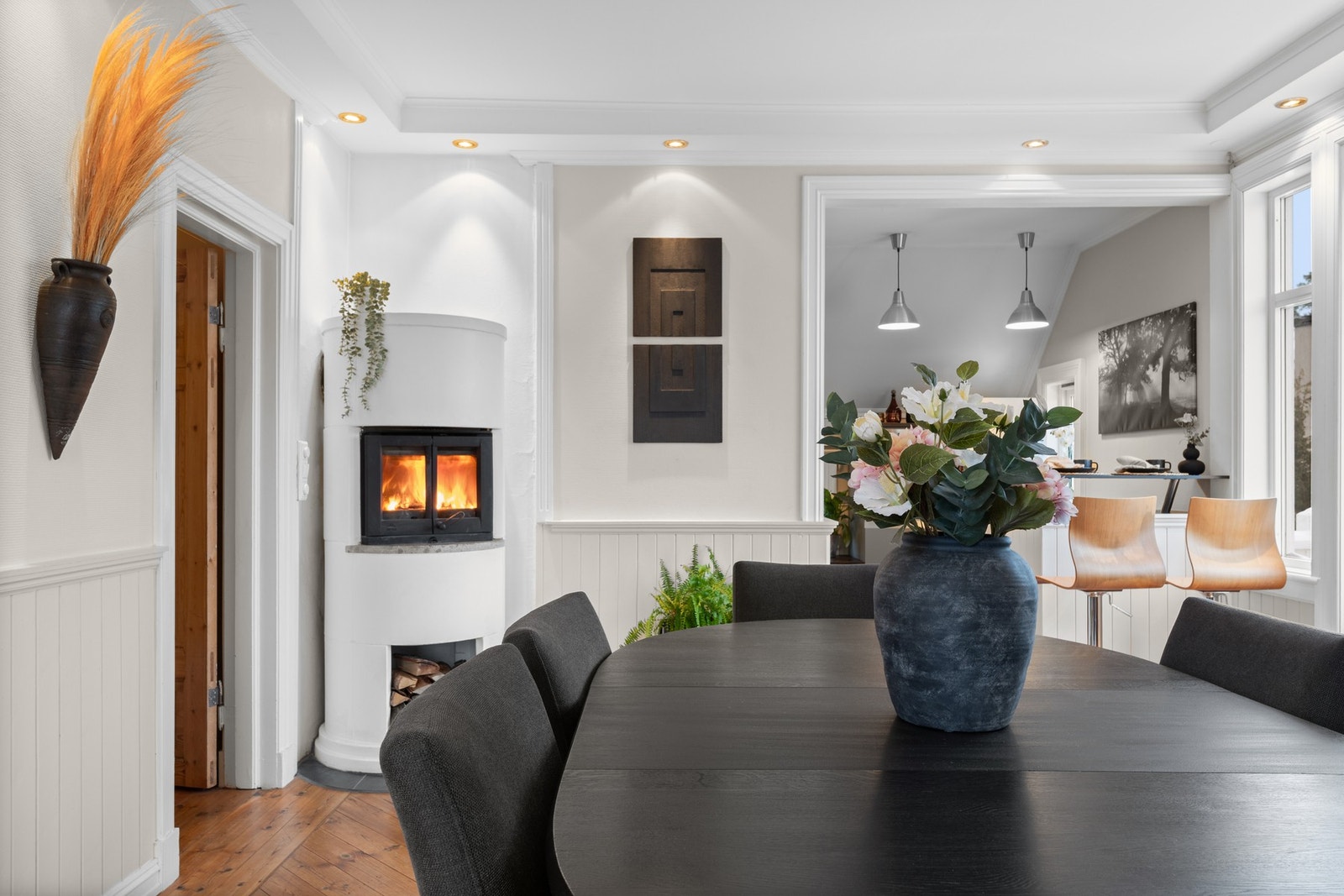 Effektiv og trivelig peisovn i spisestuen | Meget god takhøyde Galleribilde