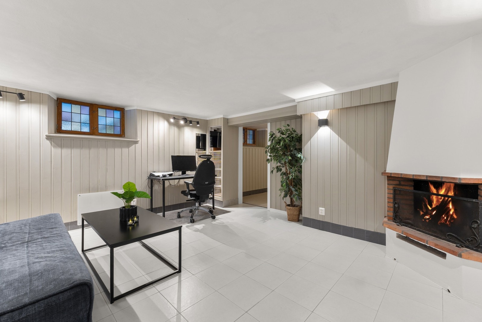 Romslig peisstue med god plass til sofa og tv-møblement og kontorplass (rommet er ikke godkjent til varig opphold) Galleribilde