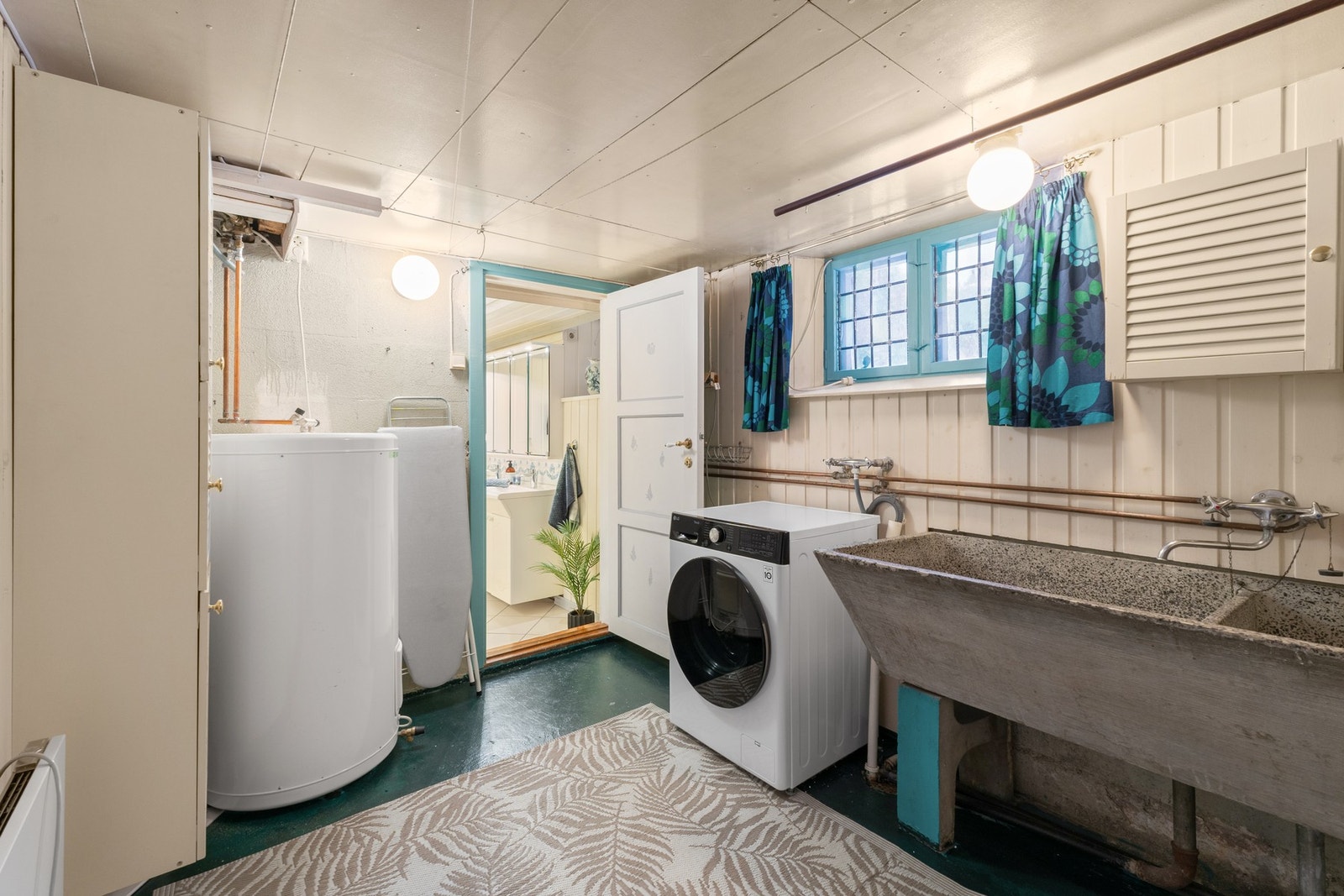 Praktisk og romslig vaskerom Galleribilde