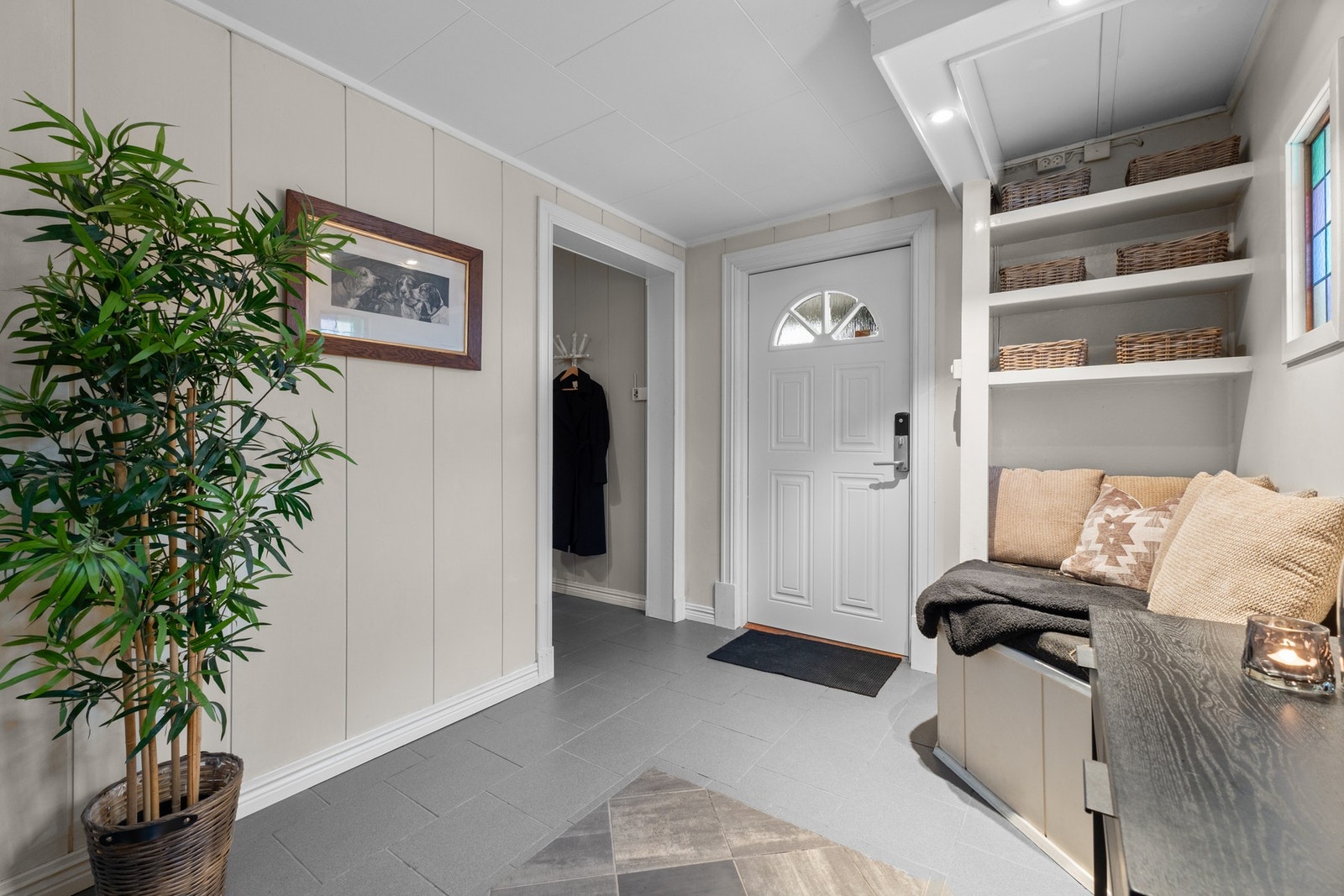 Velkommen inn i entréen som tilhører delen med 2.etg og loft Galleribilde