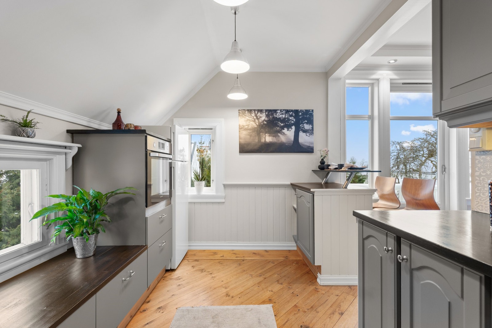 Delvis åpent kjøkken mot spisestuen Galleribilde