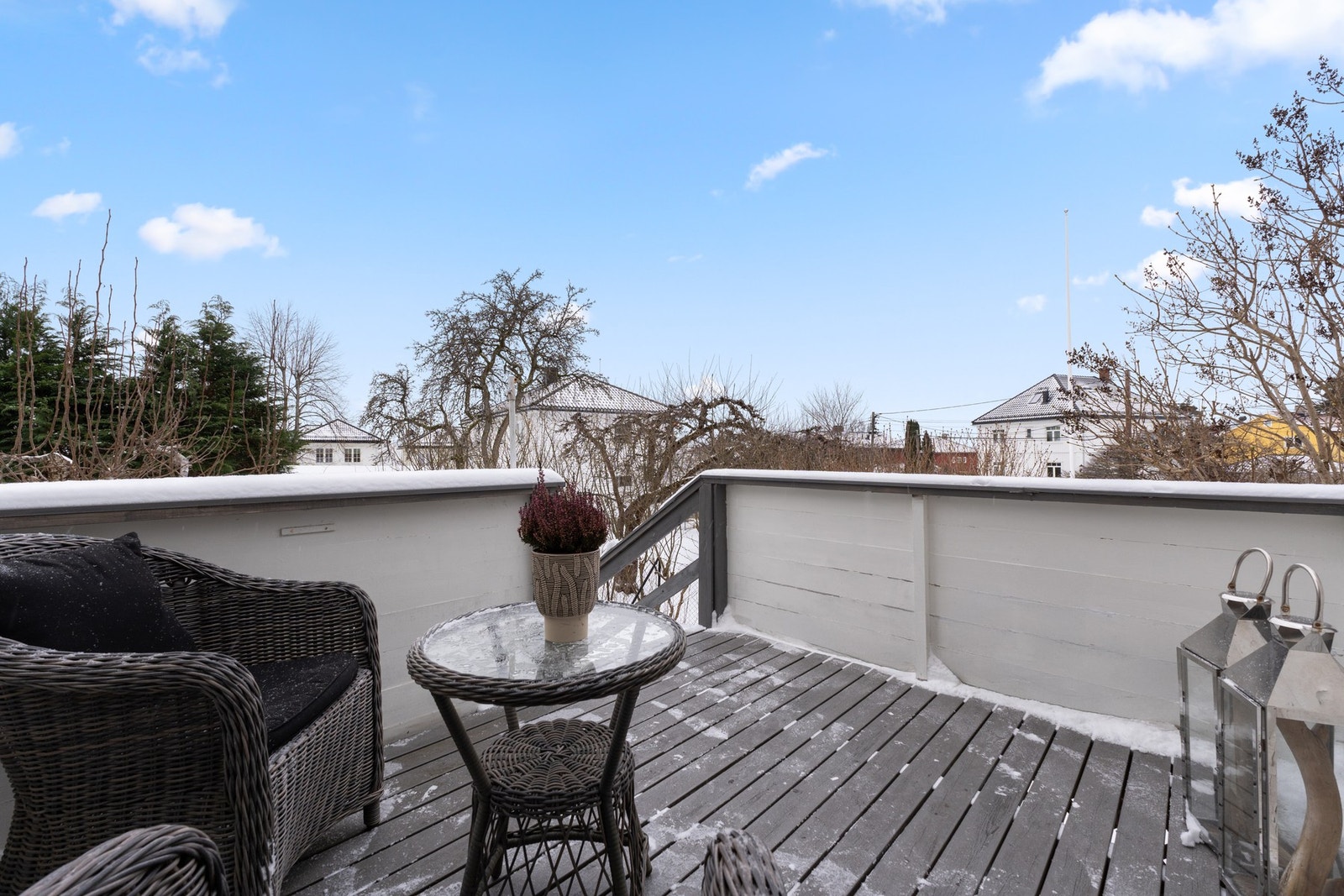 Fra soverommet er det utgang til en syd-/vestvendt terrasse med utgang til hagen Galleribilde