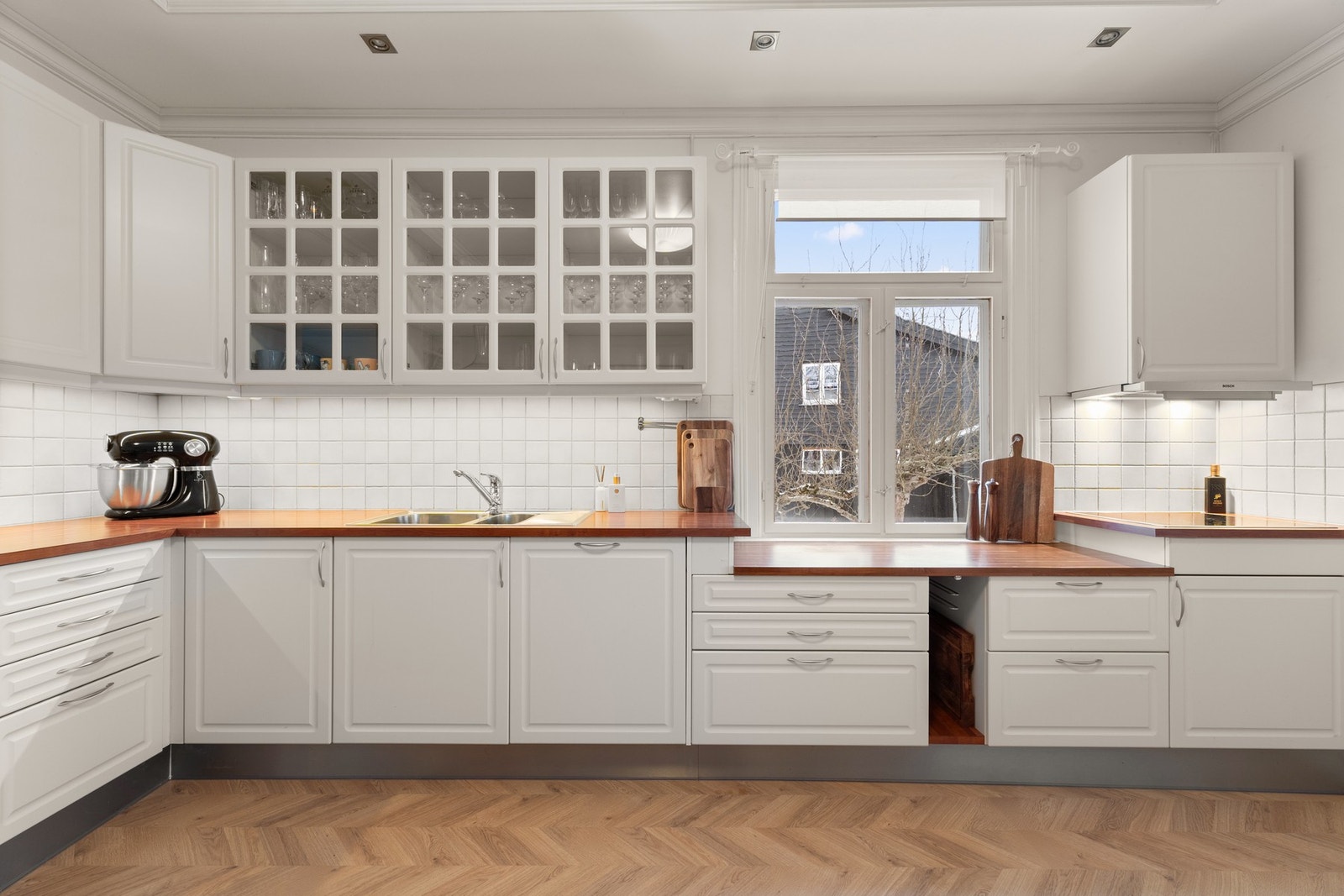 Separat, romslig kjøkken med meget god skap- og benkplass Galleribilde