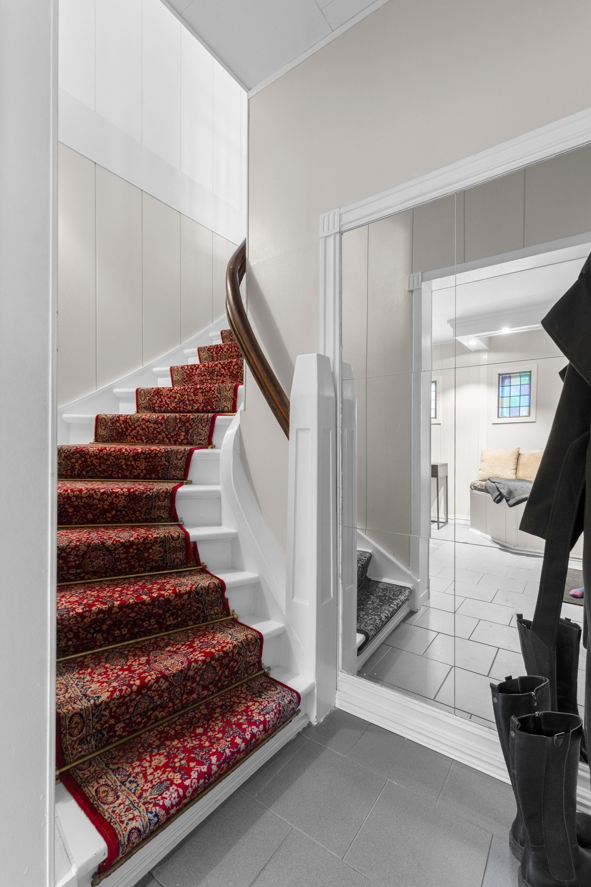 Boligen kan enkelt tilbakeføres som en klassisk enebolig ved å fjerne denne lettveggen mellom boenhetene Galleribilde