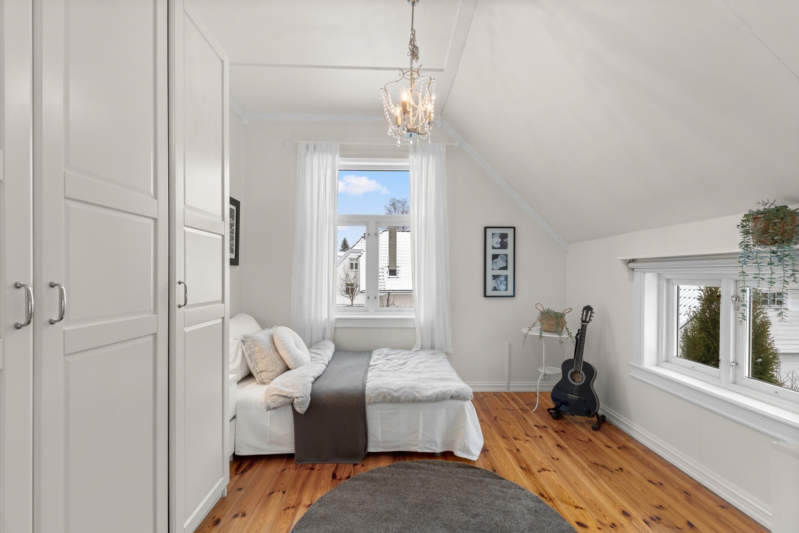 Soverom 2 med garderobeskap Galleribilde