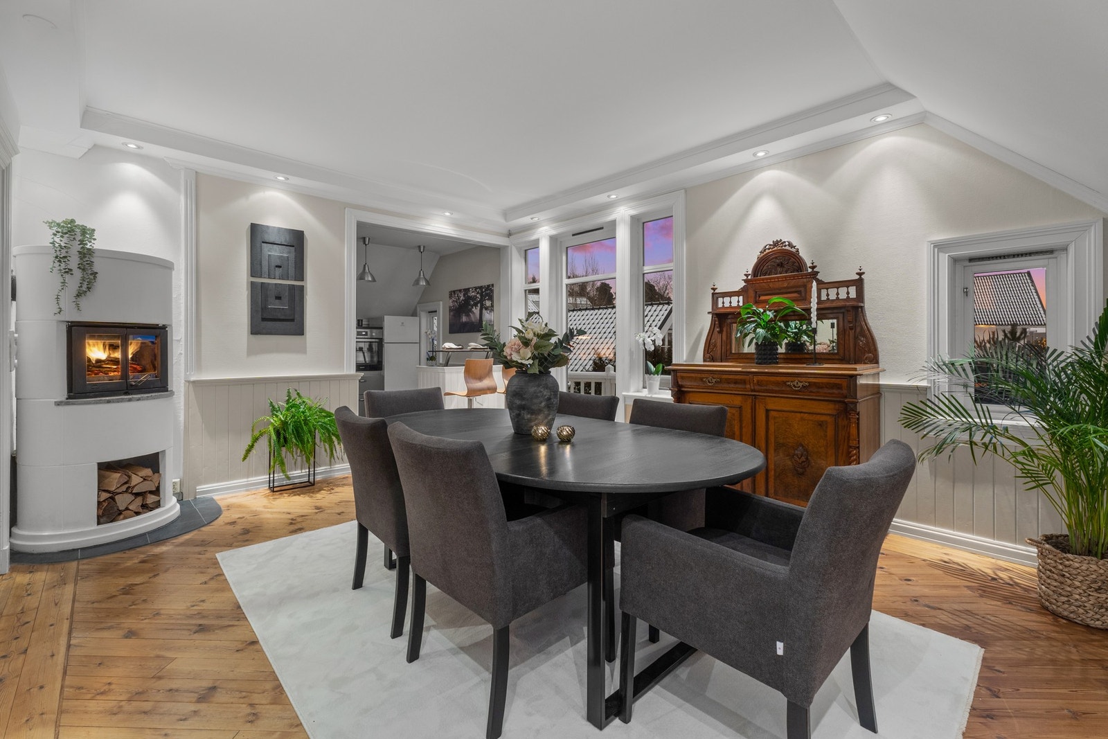 Koselig spisestue med god plass til stort spisebord Galleribilde