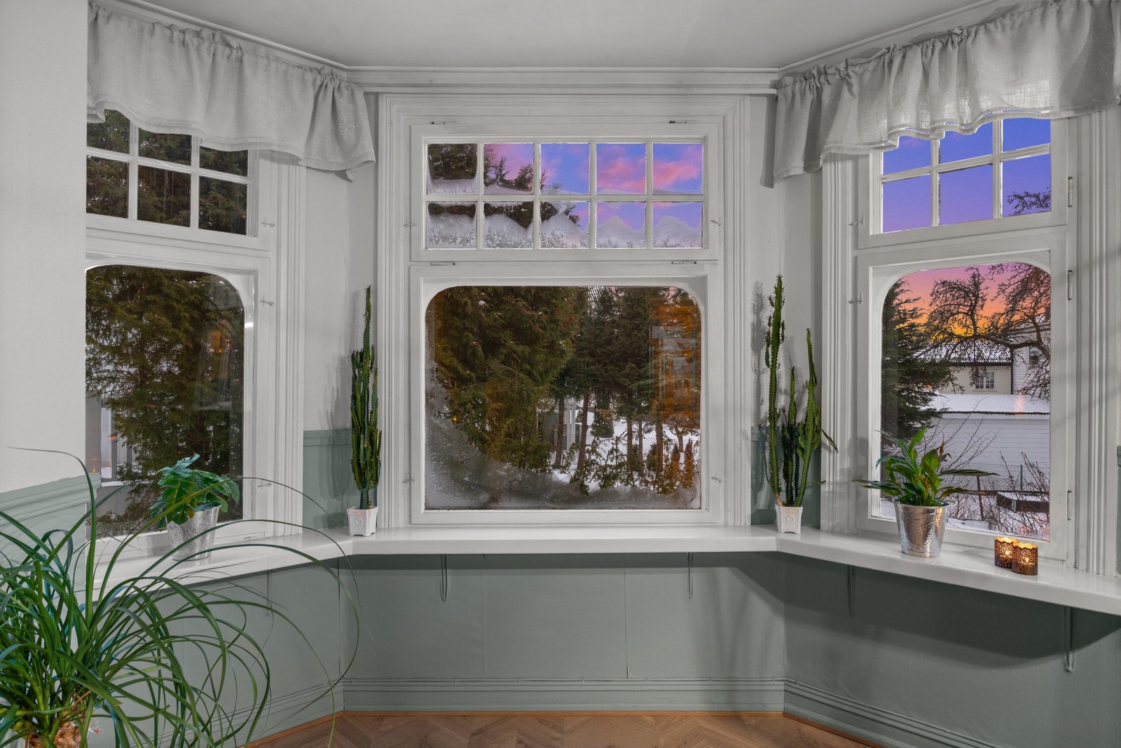 1.etg preges av klassiske detaljer og meget god takhøyde Galleribilde