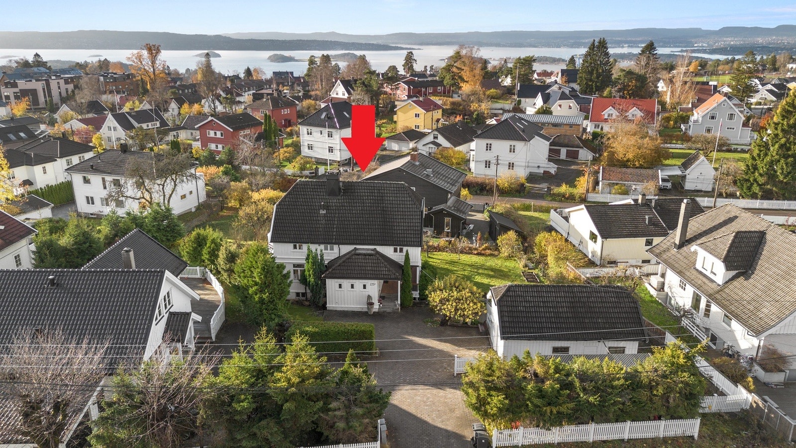 Klassisk villa med meget god beliggenhet på Bekkelaget nær Holtet | Tilbaketrukket fra Ekebergveien som har 30-sone Galleribilde