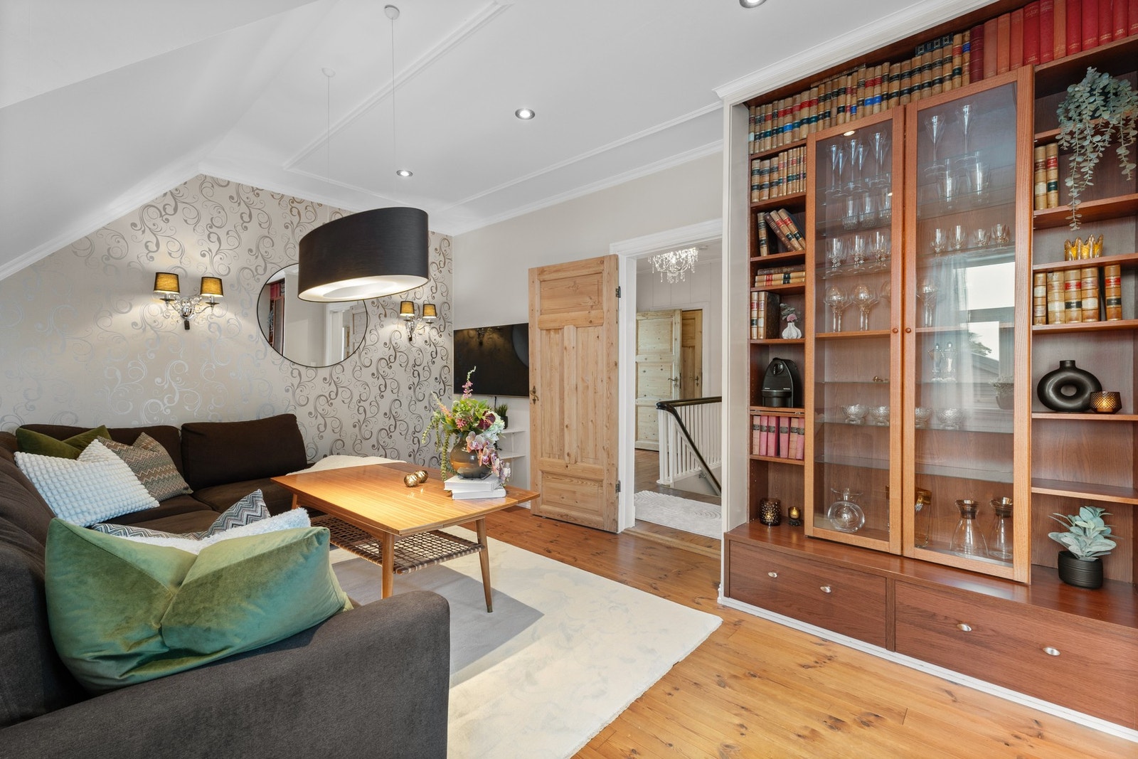 Stue med god plass til sofa og tv-møblement Galleribilde