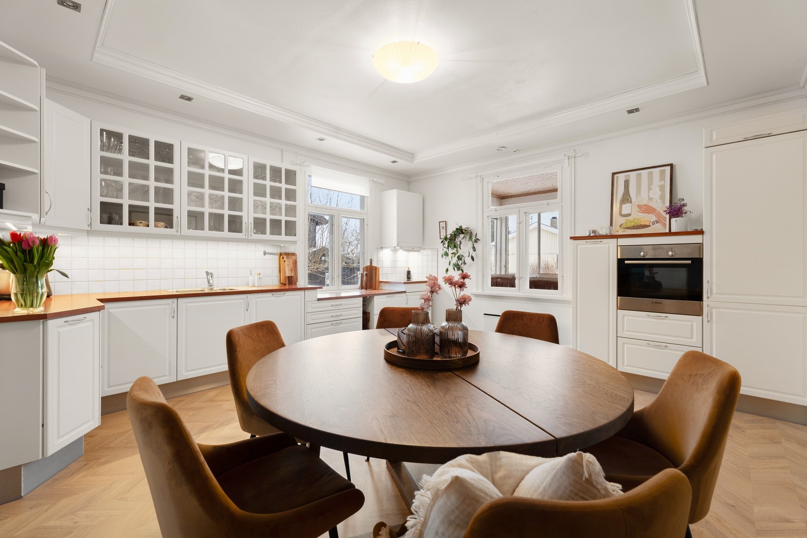 Det er integrerte hvitevarer på kjøkkenet Galleribilde